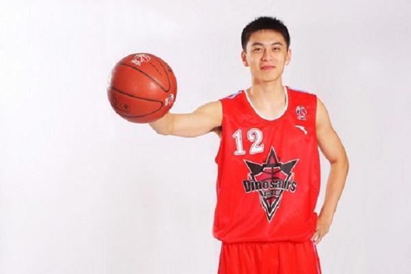[1] 2004年,杨鸣从辽宁队青年队升至一队,于2004-05赛季代表辽宁队