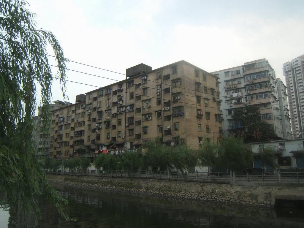 凤凰新村位于广州市海珠区 地域内路段有 凤凰二街 凤凰三街 凤凰四街