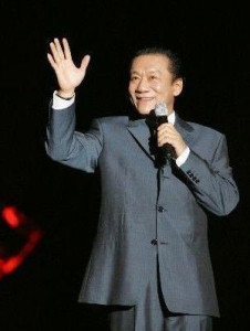 小学五年级时,侯耀文参加业余相声演出.