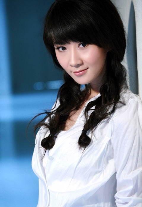 李叶,出生于河北省,毕业于重庆大学美视电影学院,中国内地女演员.