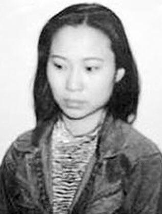 秦直碧是杀人犯张君的情人,2001年,犯抢劫罪,故意杀人罪,非法运输枪支