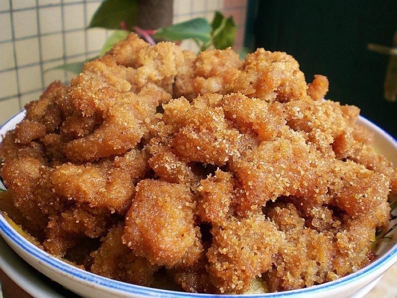 芋头粉蒸肉使用原料有:大芋头半个(约250克),带皮五花肉400克,大米