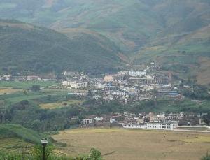 46′,北纬23°57′处,距县城75公里,东与临翔区章驮乡接壤,西与
