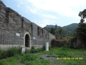 将军关位于北京平谷区东北约40公里的明长城线上,东靠茅山,东南临