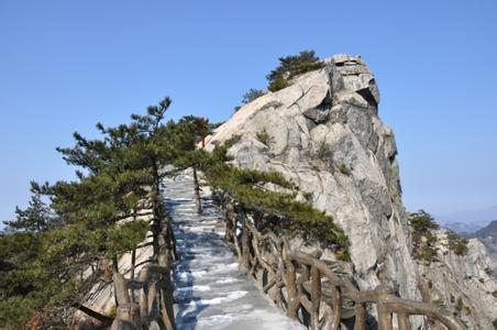 从罗田天堂寨风景区管理处向南沿河步行200m即可到达.