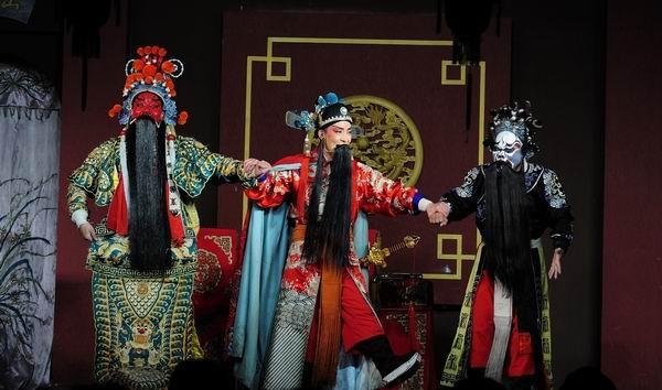 《古城会》是京剧红生经典剧目,依据《三国演义》第28回