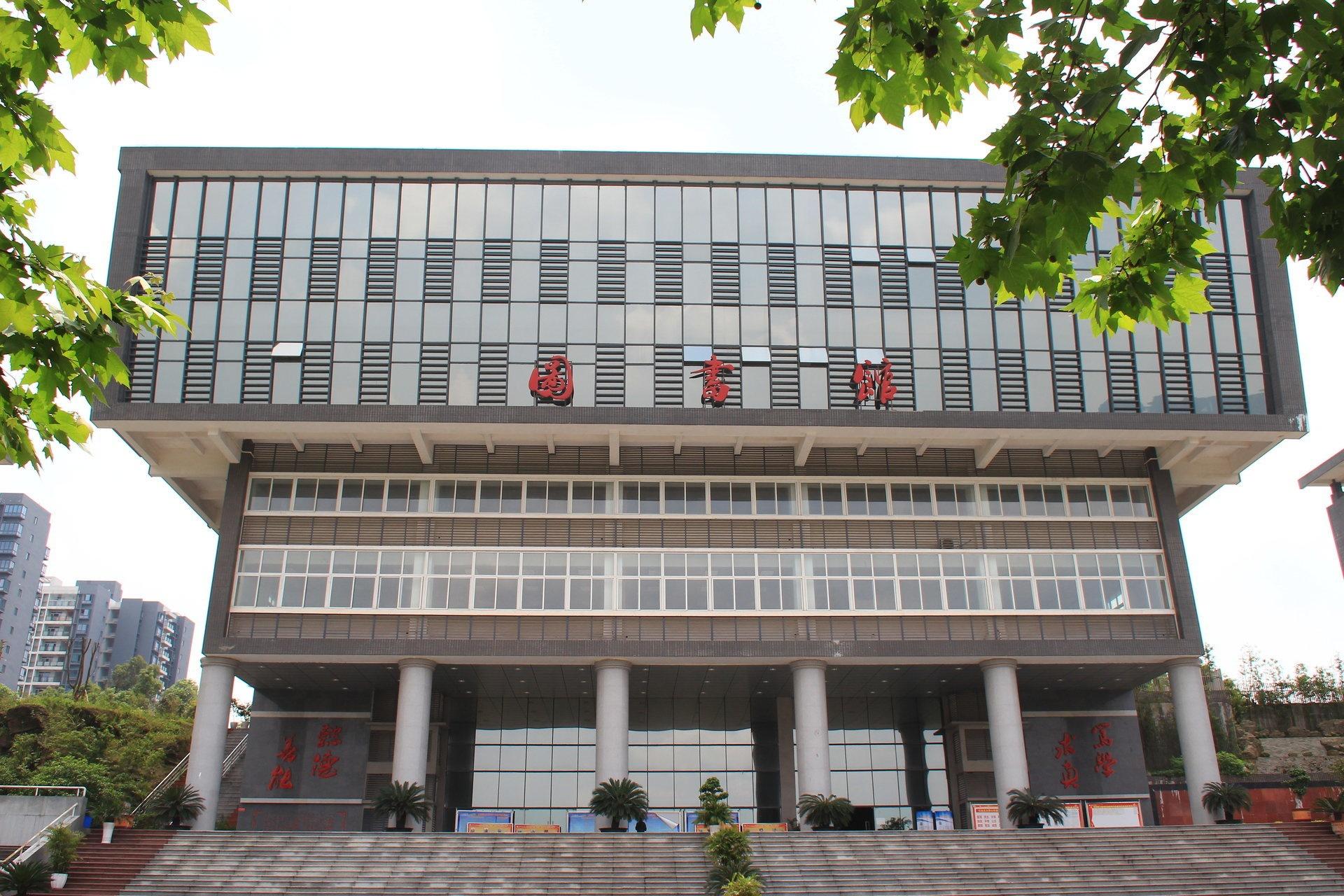 读重庆医药高等专科学校的护理是3年制好还是3 2好,今年还招初中生不