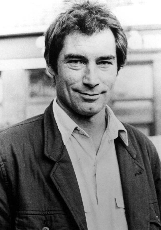 蒂莫西·道尔顿(timothy peter dalton),1944年3月21日生于