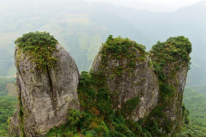 狮峰核心景区景区又划分为狮子岩景区,笔架山景区,佛子岩景区,天生岩