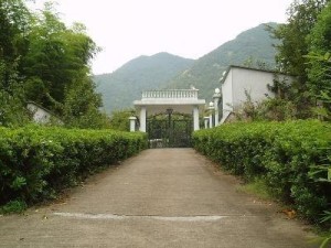 劳岭村位于德清县西部山区,紧靠国家级风景旅游名胜莫干山,南临何村村