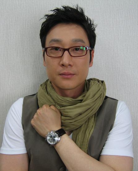 李辉才() ,出生于1972年12月29日,韩国著名,早年与,,共同主持过《四生