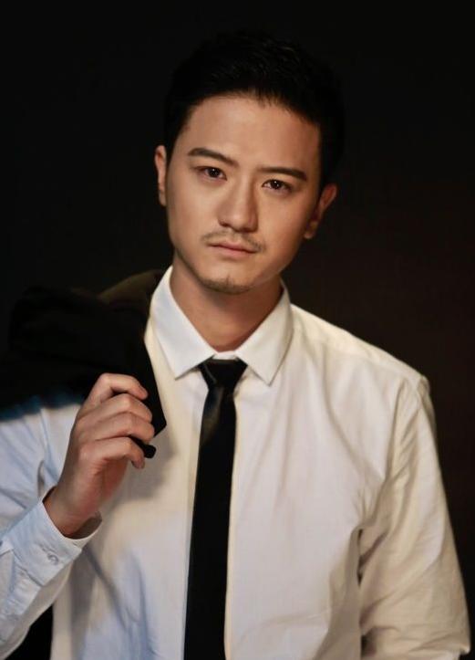 白一弘,原名白博,新生代男演员,毕业于中央戏剧学院表演系04级表演