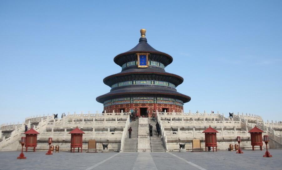 天地坛原名北京天坛,地处原北京外城的东南部,故宫正南偏东,正阳门外