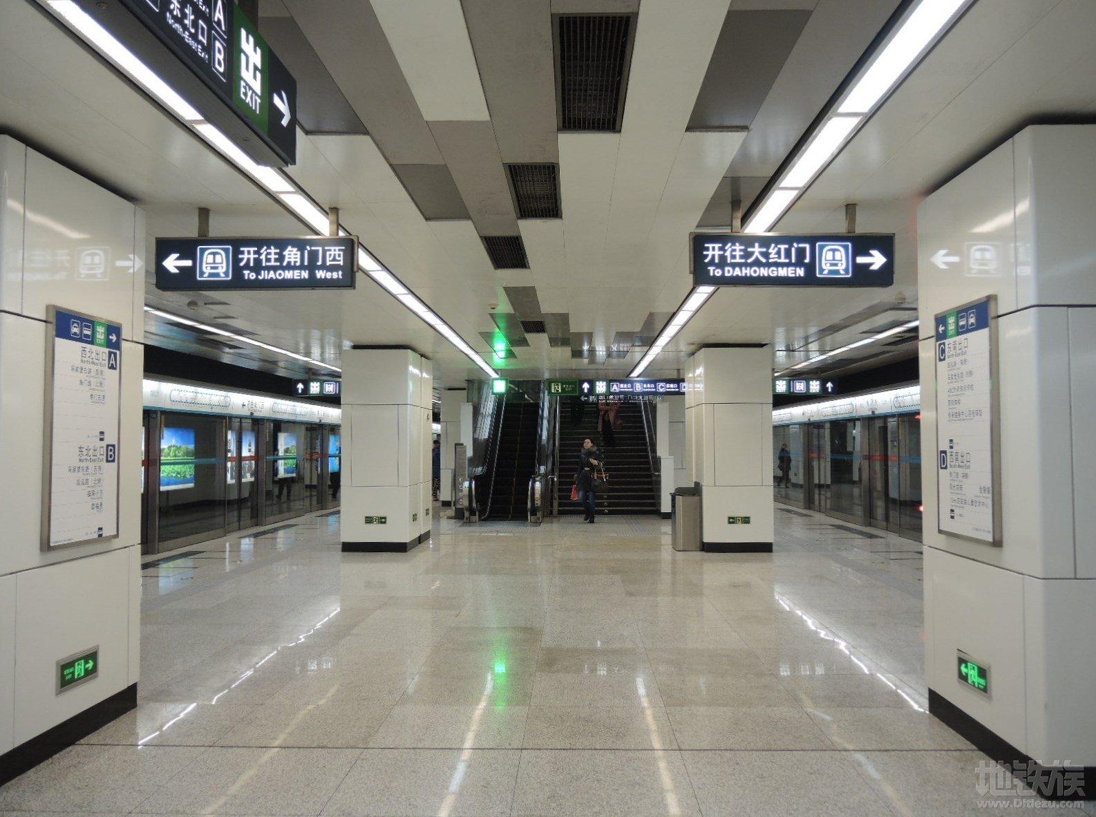 角门西站 本站为地下三层岛式车站,可与4号线换乘,共设有7个出入口