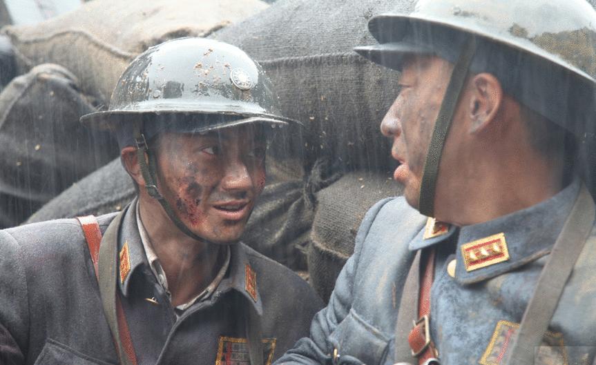 陆潇回宪兵团后听庞天德说邱三奇去翠绿楼喝花酒,邱三奇喝多后回到宪
