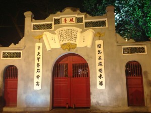 此祠建于十八世纪黎朝末年,是中式古建筑,祠内供奉关帝,吕祖,陈兴道和