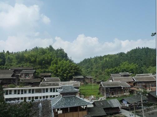 位于黎平县城西面,乡驻地距县城28公里,东接德凤镇,西界茅贡镇,南邻