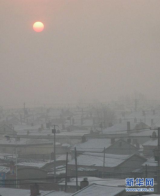 北京冬日雾霾天致车辆缓行