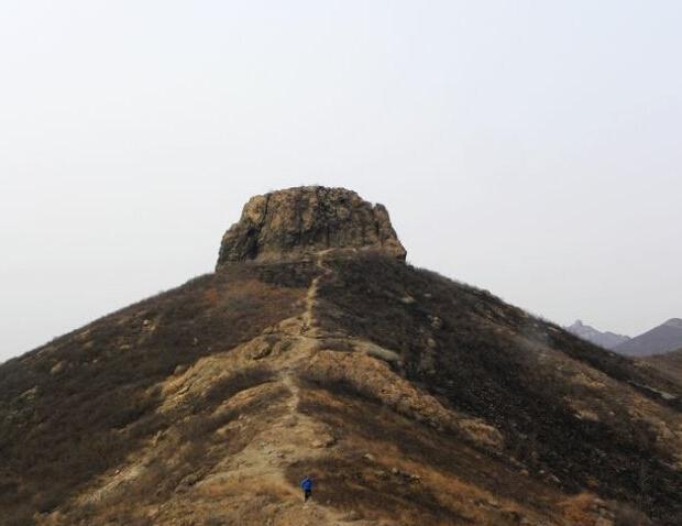 印台山,又名锻砧峰,坐落在山东滨州市邹平西南部,因山顶有一块印台似