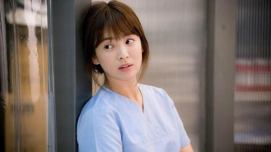 姜暮烟,韩剧《太阳的后裔》女主角,34岁,外科医生,宋慧乔饰演,男友柳