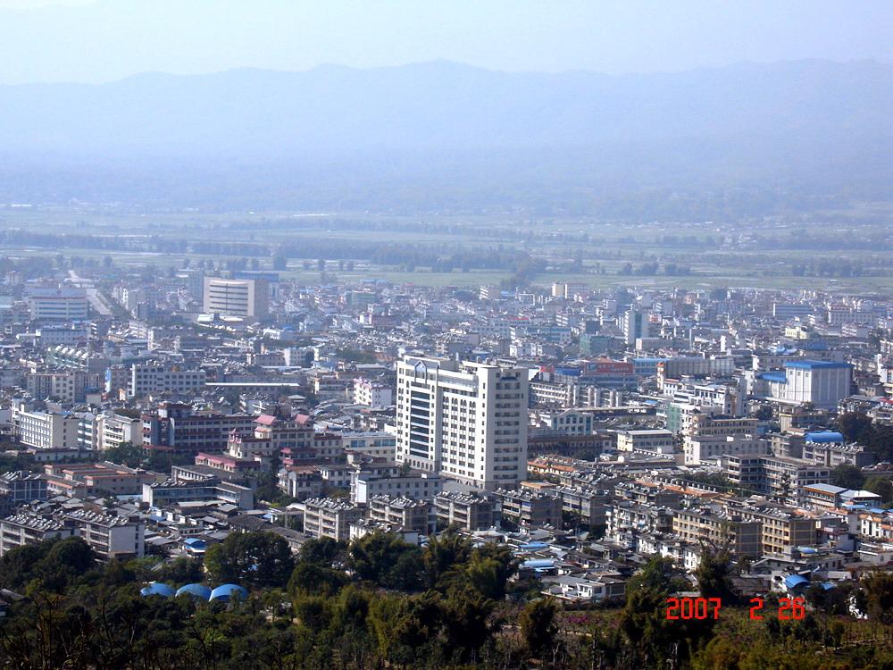 东,东北邻龙陵县,西南接畹町经济开发区和瑞丽市,西,西北连陇川县