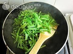 芹菜可以炒猪肝吗 800