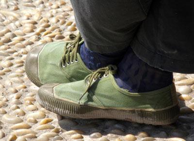 简单来说,解放鞋很轻便,穿起来可以健步如飞的运动,适合志愿军的军事