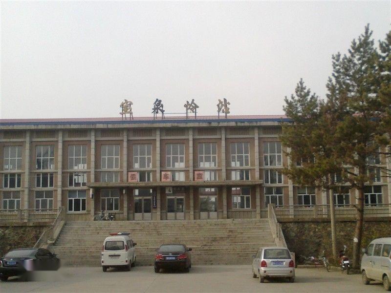宝泉岭站俗称为宝泉岭火车站,位于黑龙江省萝北县宝泉岭镇境内,现为三