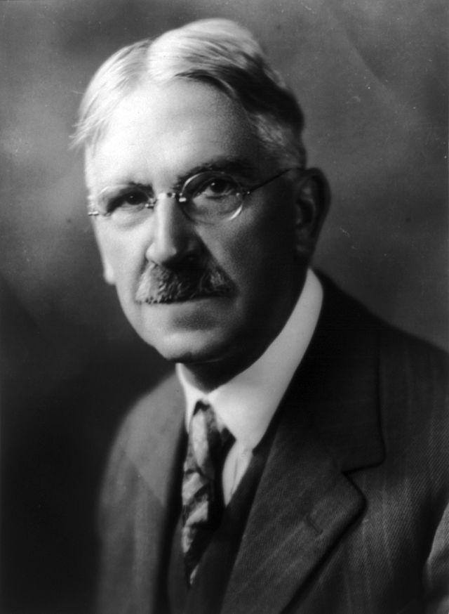 杜威(john dewey,1859-1952,美国)社会学家,教育学家,实用主义者,它是