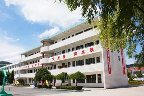 王坛镇中学,位于绍兴县南部,坐落在风景秀丽的小舜江畔,是一方读书