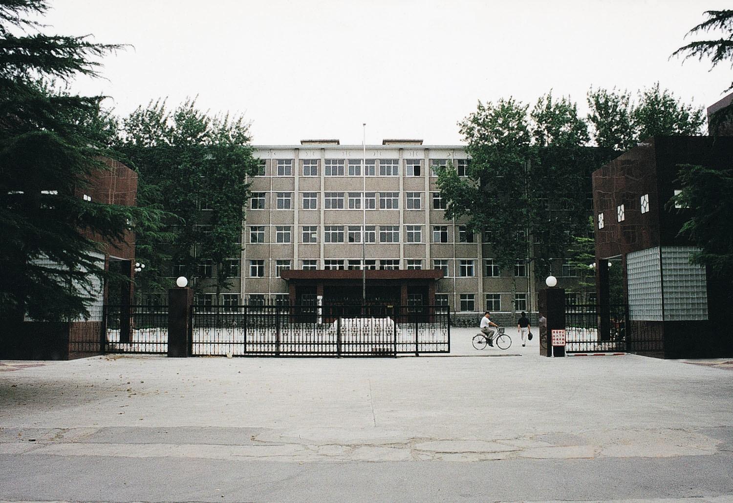 学院在邯郸中华大街南头建校,岳城保留教学点,改由水利电力部与河北省
