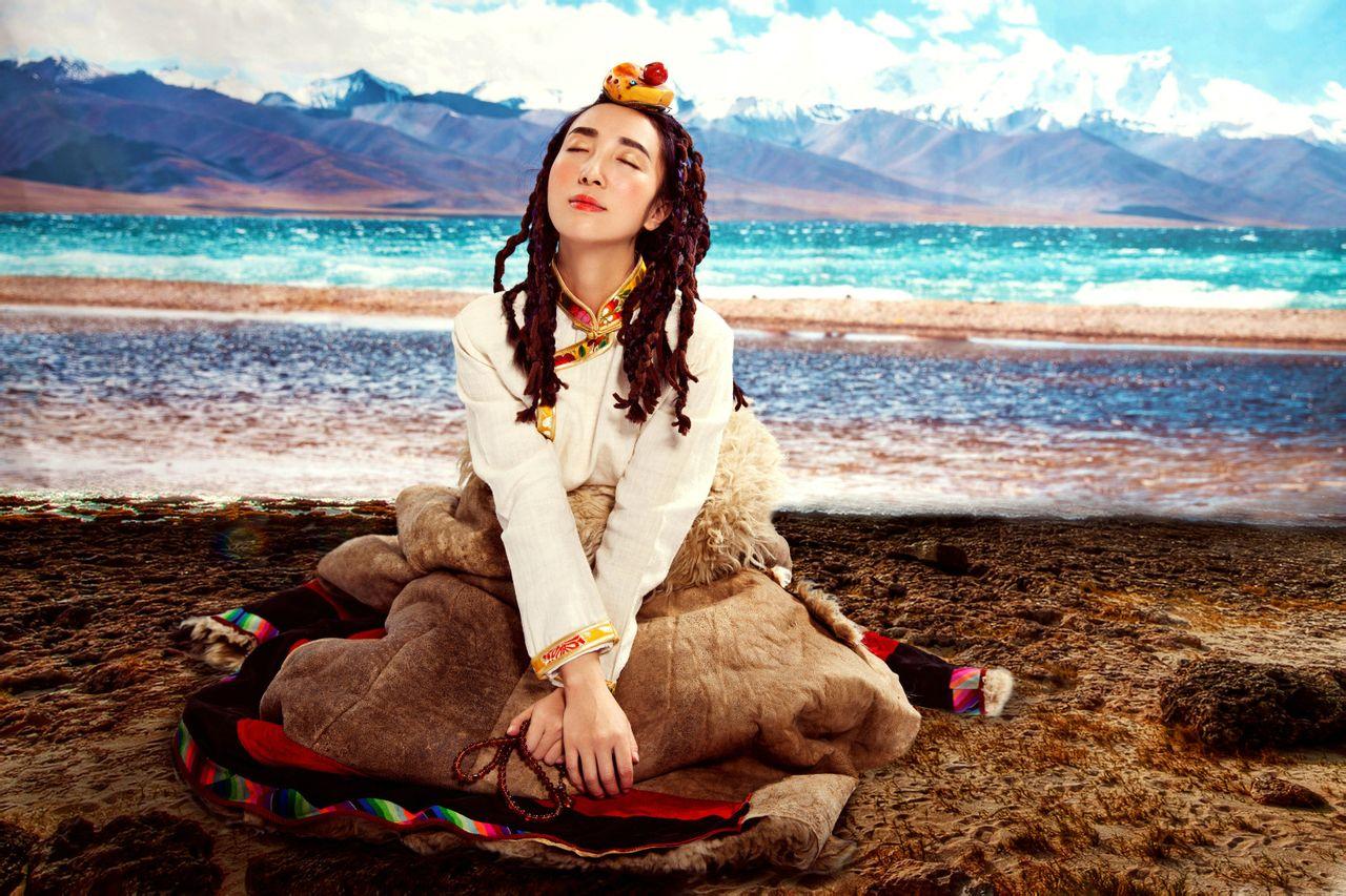 《一起去西藏》是阿斯根演唱的一首歌曲,收录于于高原上的梦专辑中.