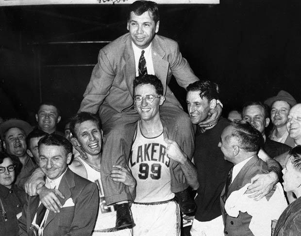 george mikan,jack sikma 库达尔带领着乔治·迈肯 (george mikan) 的湖人队六年里取得了五次总