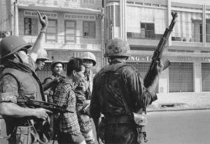 南越士兵手中的56式冲锋枪 南越士兵手中的56式冲锋枪
