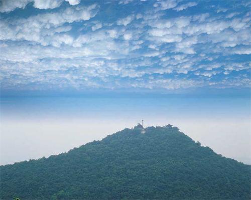 杭州西湖最高的山图片