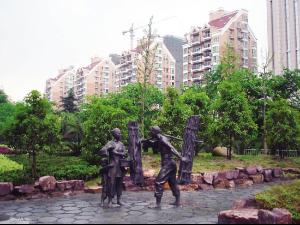 菜市桥下的雕像