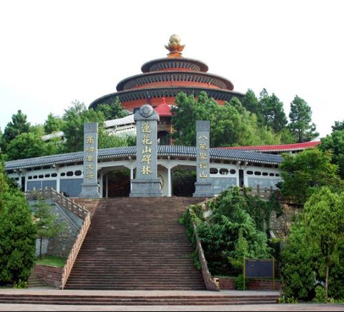 莲花山碑林始建于1994年,坐落在鄂州市南郊洋澜湖畔风景秀丽的湖北