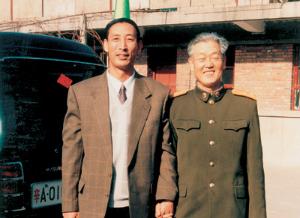 李大志（左一）与刘玉斋将军