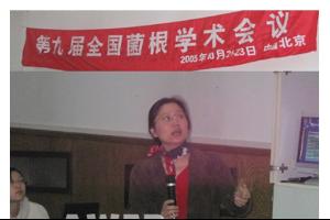 其学生在学术会议发言