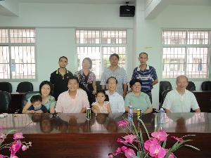 2010年9月黄良汉一家访问母校