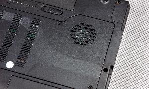 笔记本电脑上的散热窗孔