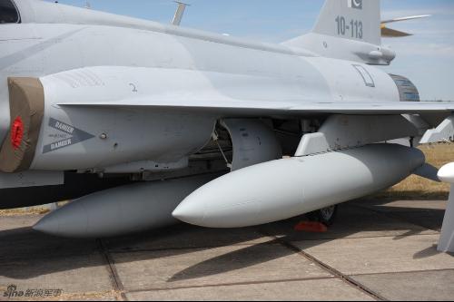 挂副油箱可以增加飞机的航程和续航时间,而飞机在空战在必要的时候又