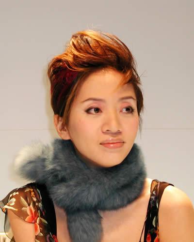 纵然花香满枝,谁来真心相觅?尽管如花似梦,怎奈春风秋雨?