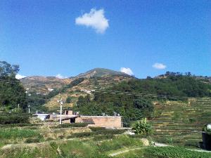 在福建省安溪县西坪镇中南部—宝山村,山势雄伟高俊壮观,呈圆壮,海拔