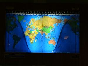  图书馆里的日照地图
