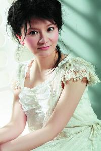小学二年级的时候她拍摄了第一部电视剧《小龙和小丽》;1992年担纲女