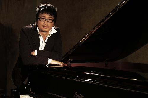 中国现代钢琴演奏家孙灏尧