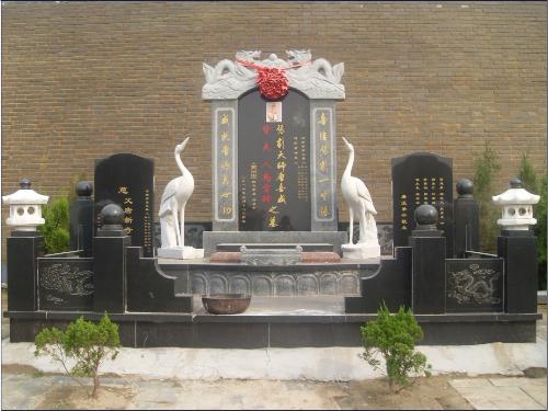 唐喜成墓地位于风景秀丽的北邙陵园精品区内,墓碑碑体采用肃穆庄重