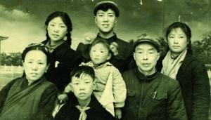 1964年，尼玛泽仁全家合影