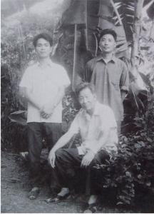 1981年与恩师岭南派大师黄独峰（中）